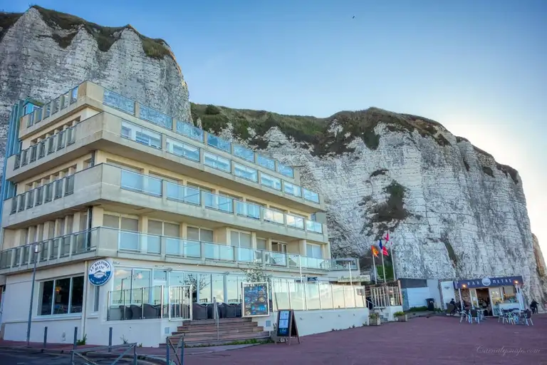 Restaurant at the end of the promenade