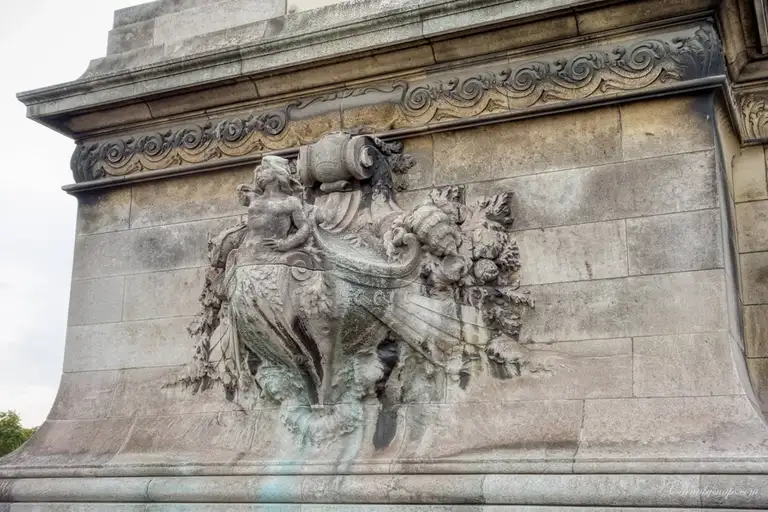 Close-up of the socle counterweight in the previous photo