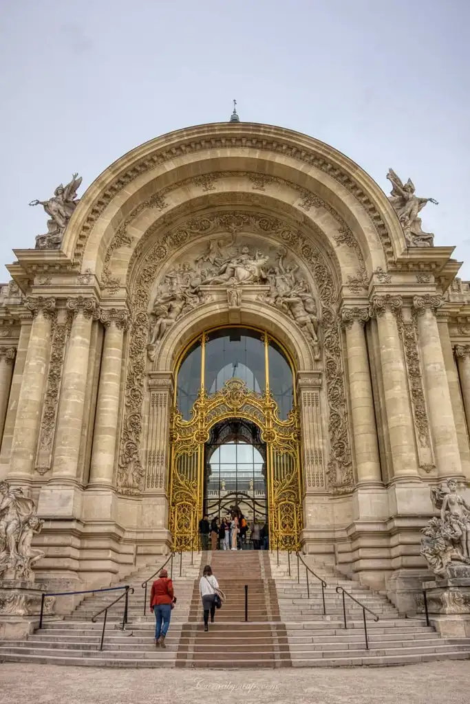 The grand entrance of the Petit Palais which was built by Charles Girault - if you've ever played the computer game 'Skyrim' you can see the similarities of the golden gates with the Elven architecture in the game!