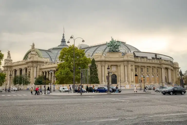 Directly opposite the Petit Palais you are equally treated to another eyeball feast, the Grand Palais! a exhibition hall & museum and again this was built as part of the Exposition Universelle of 1900