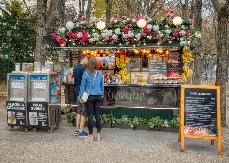 Lovely little, very French, kiosk in the Champs Elysées gardens