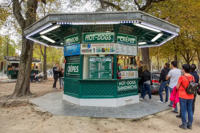 Another snacks kiosk in the Champs Elysées gardens