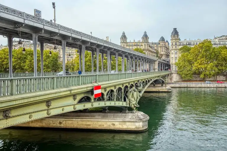 The wrought iron work of the Pont de Bir Hakeim is simply outstanding - I love these sculptures made by Gustave Michel above the foundation blocks!