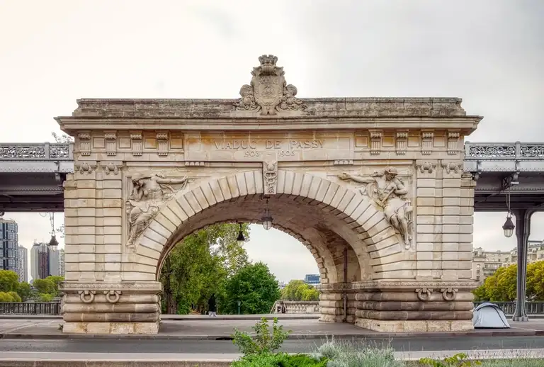 The central arch of Pont de Bir Hakeim