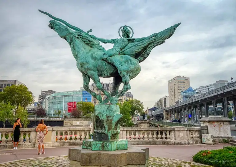 The Monument de la France Renaissante which sits just in front of the central arch of Pont de Bir Hakeim