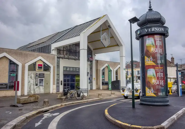  Gare de Vernon - Giverny - notice the classic French advertising green 'Morris Column' in the right of this photo!
