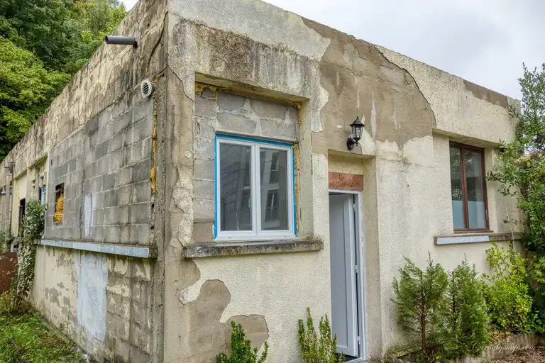 Being pressed for time to find budget accommodation for two nights in Vernon, I picked this newly built annex which was near enough to the main railway station - on arrival I found out it was still in the early building stages!