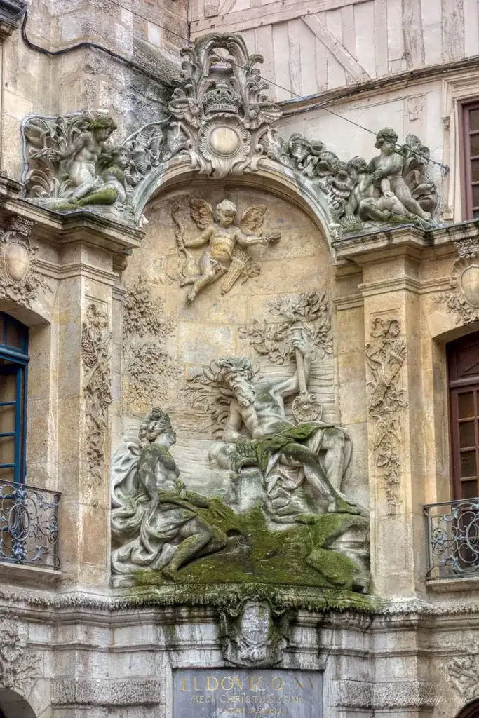 Close-up of the Le Gros-Horloge facade and the Ludovico XV marble fountain