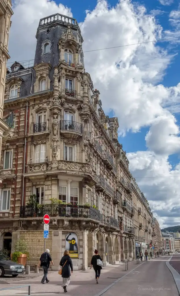 Cycle path along the Rouen streets