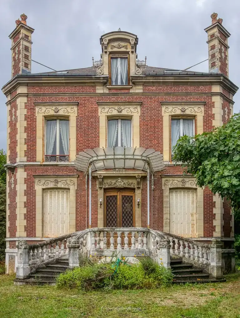 Building I spotted in the Vernon backstreets - I like the glass awning and the symmetrical design of the steps and chimneys!