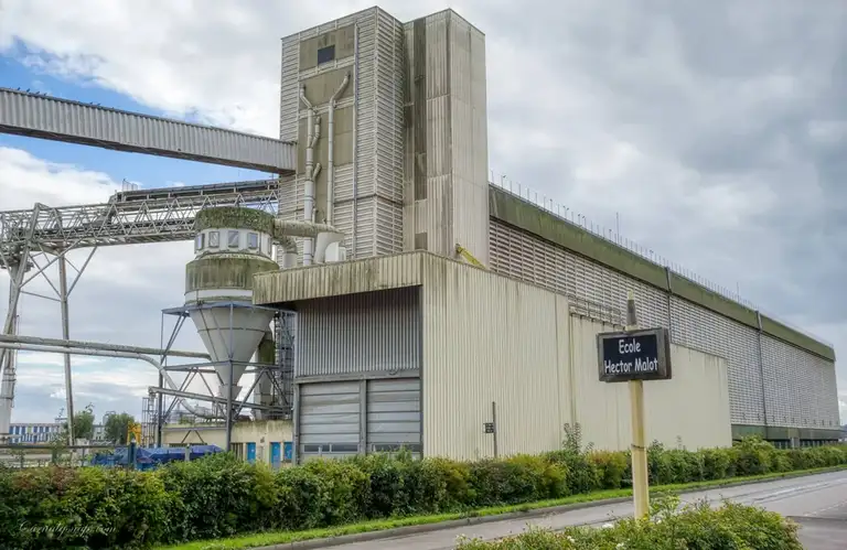  Cycling through the forestry and light industrial areas of the Val-de-la-Haye commune along the Seine