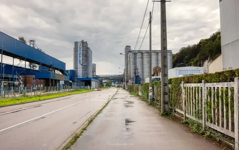 Cycling through the forestry and light industrial areas of the Val-de-la-Haye commune along the Seine