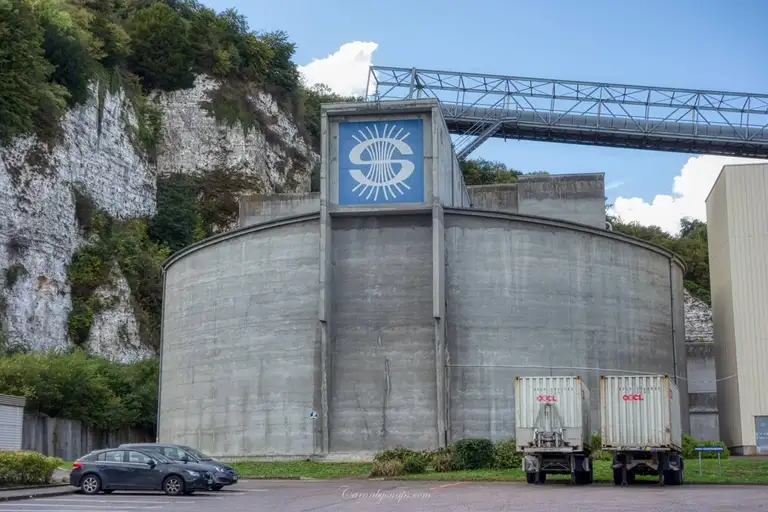  Cycling through the forestry and light industrial areas of the Val-de-la-Haye commune along the Seine