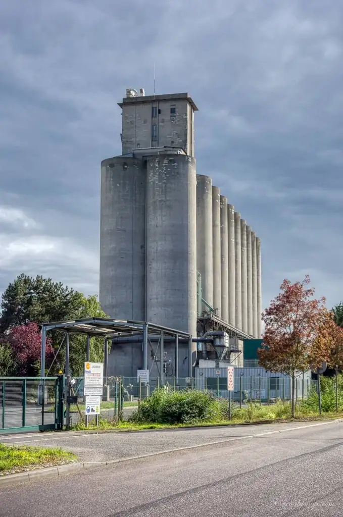 Cycling through the forestry and light industrial areas of the Val-de-la-Haye commune along the Seine