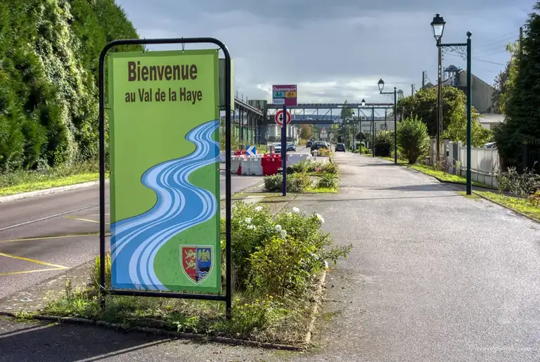  Cycling through the forestry and light industrial areas of the Val-de-la-Haye commune along the Seine