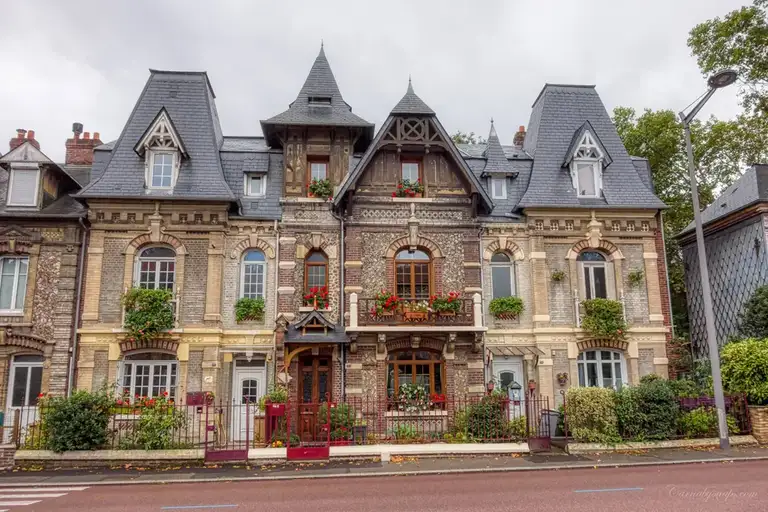 This house looks like something out of a Japanese anime! amazing roof design!