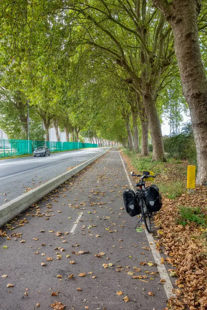  This cycle path travels along the shipyards next to the Seine and is fascinating to watch as you cycle by!