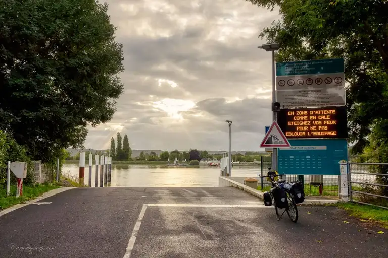 Arrival at 'Bac Yville-sur-seine' the ferry crossing between Yville-sur-seine & Le Mesnil-sous-Jumieges