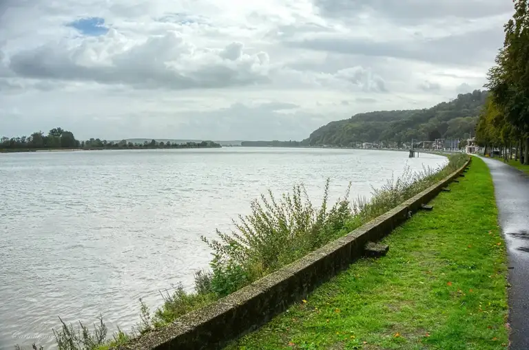 One of the widest parts of the Seine is here in Villequier...
