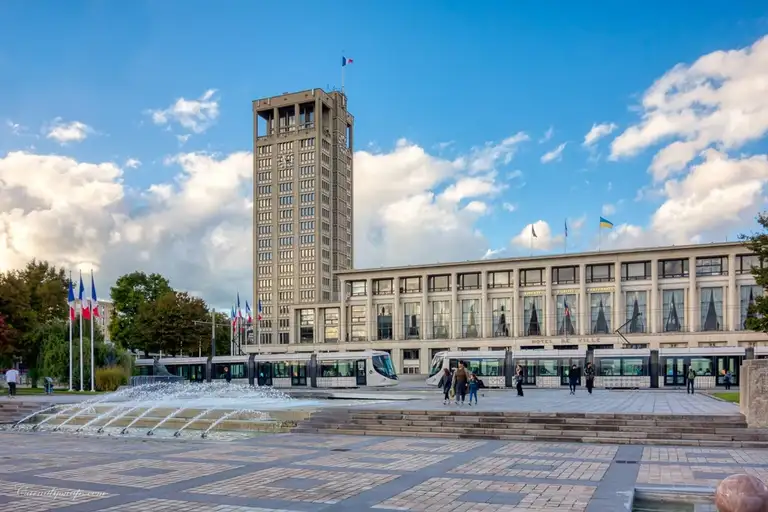 This whole area around the Government office is very pleasant with the trams rolling through and the almost brutalist architecture of the tower!