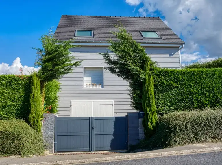 Berneval-le-Grand or Berneval used to be the playground for the rich and famous back in the days and it still shows with pristine house such as this one - bet the occupants have a good view from that window!