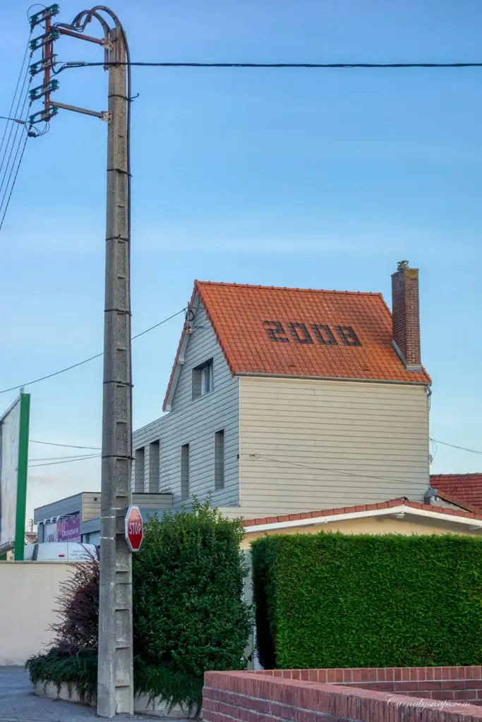 I spotted this house with what I'm guessing is the date the building went up in different colour tiles on the roof!
