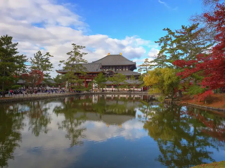 Kagamiike with autumn colors in Tōdai ji Nara