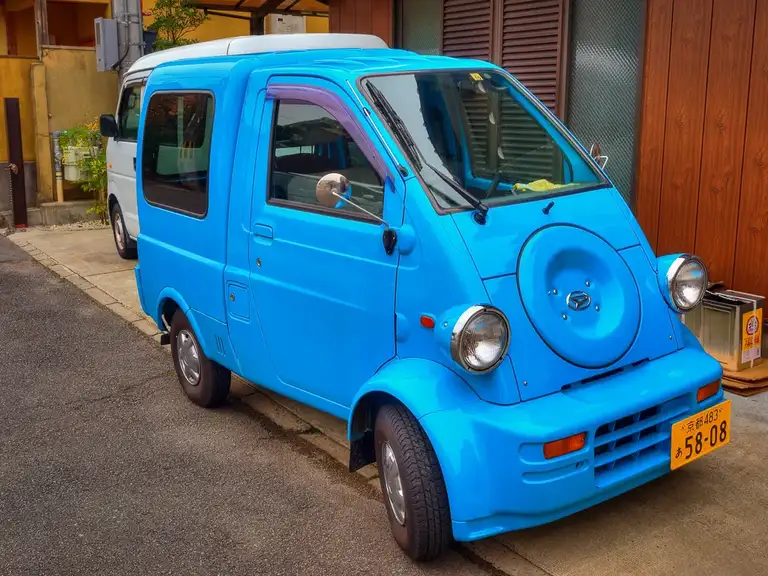 Mini blue van Arashiyama