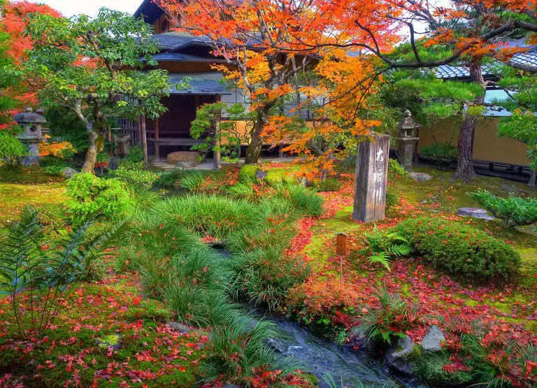 The Shoun kaku teahouse in autumn colors in Tenryu ji Arashiyama