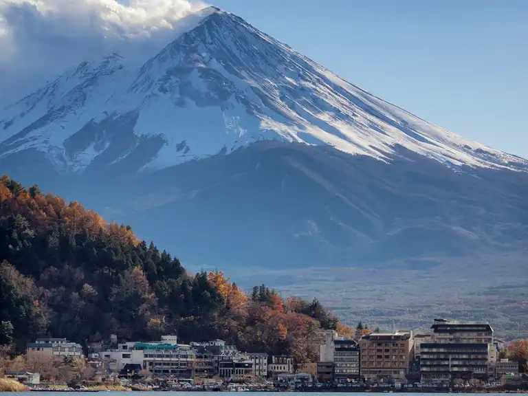  Mount Fuji looms over the resort town of Lake Kawaguchi Lake Kawaguchi