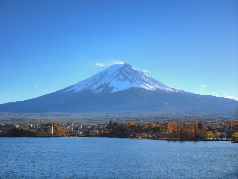 The grand Mount Fuji on a clear and sunny day Lake Kawaguchi