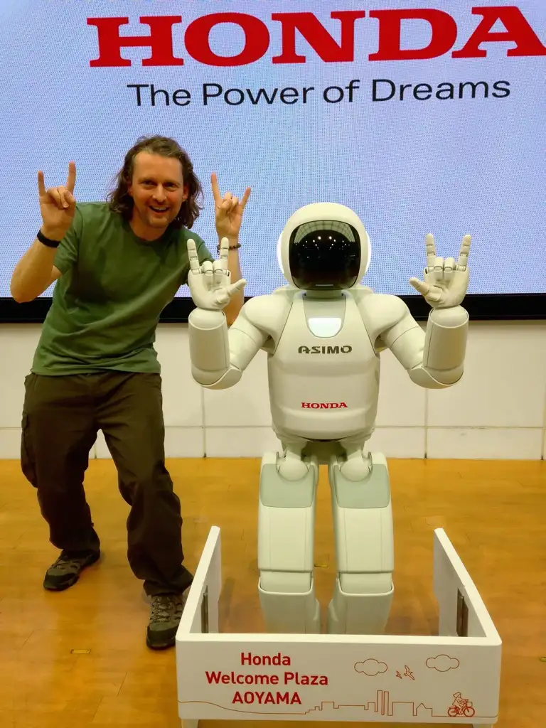 Selfie with ASIMO at the Honda Welcome Plaza Aoyama Minato