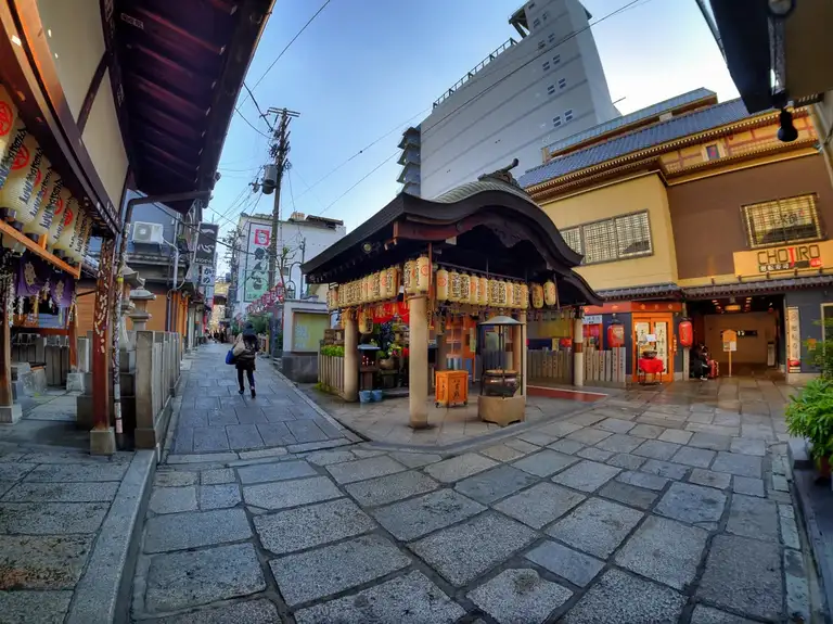 An early morning visit to Hozen ji Temple Osaka